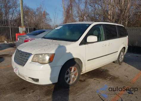 2010 Chrysler Town & Country Touring z USA, uszkodzony, nr VIN 2A4RR5D19AR491845